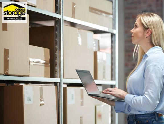 Diferencias entre Minibodegas de OIKOS Storage INSIDE y tradicionales Mujer revisando cajas en Minibodegas
